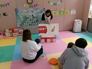 大型絵本を見る親子たち
