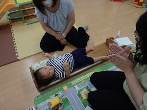 測定が終わり保健師に拍手される幼児
