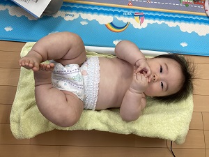 体重を測る乳児
