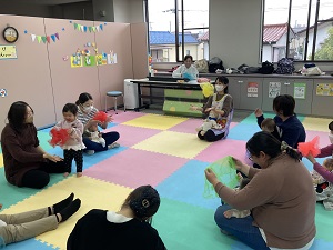 スカーフを使って遊ぶ親子たち