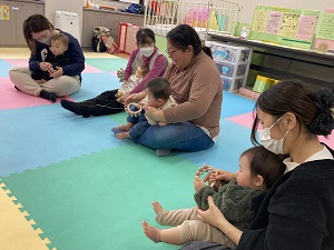 鈴を鳴らす親子たち