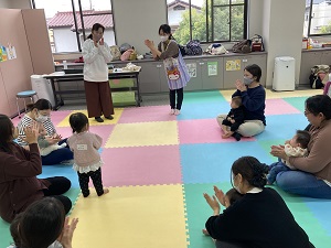 リトミックの先生を紹介している様子