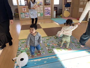 歩いてゴールする幼児たち
