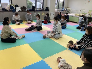 ベビーマッサージをする先生と親子たち