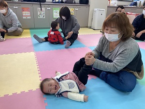 赤ちゃんの足をマッサージする母と喜ぶ赤ちゃん