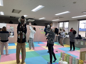 高い高いをする母たち