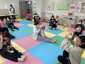 赤ちゃんを腕からそっと持ち上げる母たち