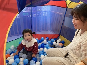 ボールプールを楽しむ母と子