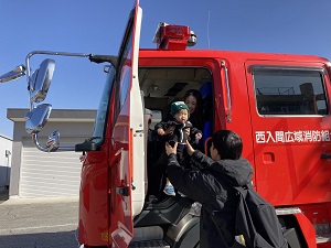 消防車に乗車する親子