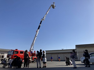 はしご車を見上げる親子たち