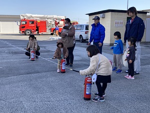 水消火器体験をする親子たち