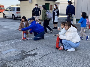 水消火器体験をする親子たち3