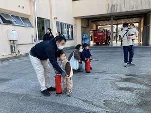 水消火器体験をする親子たち2