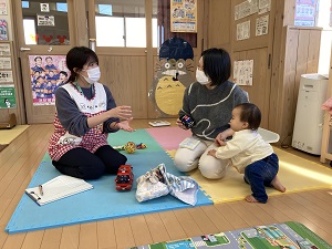 測定後お話をする保健師と母