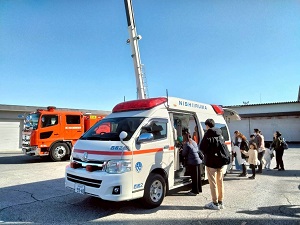 救急車見学をする親子たち