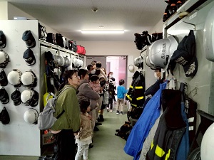 庁舎見学をする親子たち