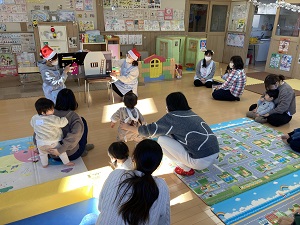 大型絵本を見る親子たち