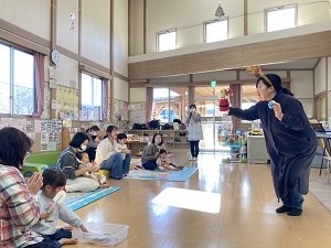 お歌を歌うあーやさんと親子たち