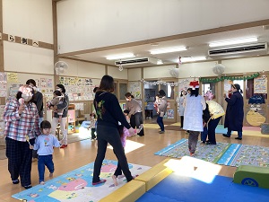 ジングルベルと一緒に鈴を鳴らしながら歩く親子たち