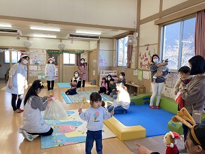 クリスマスプレゼントを紹介する先生たち