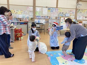 プレゼントを見に来た子どもたち