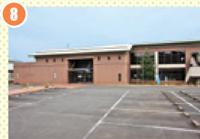 茶色い保健センター全体を駐車場から写した保健センターの外観写真